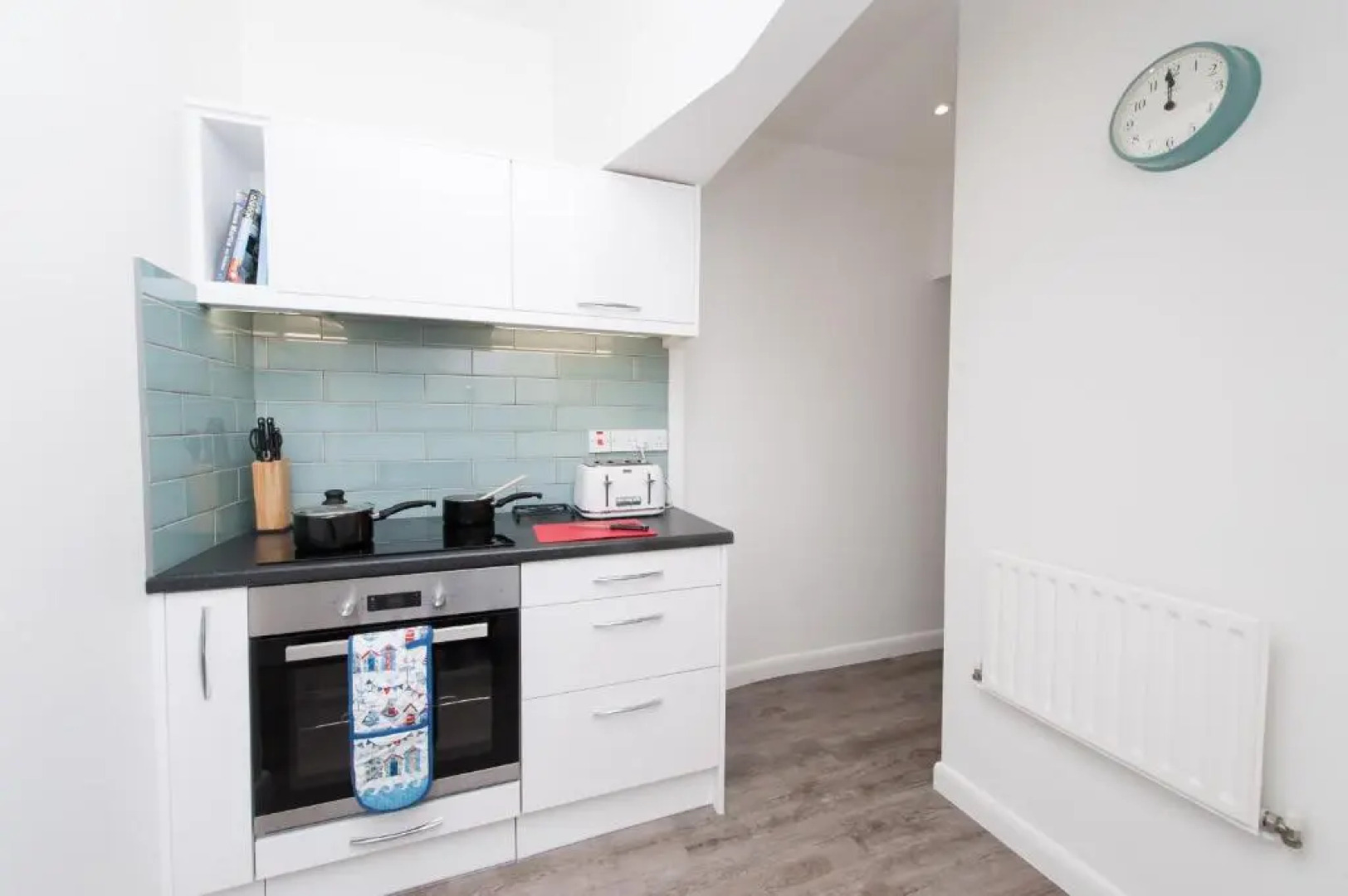 Two bed ground floor apartment, sleeps six, free parking and high speed Wifi