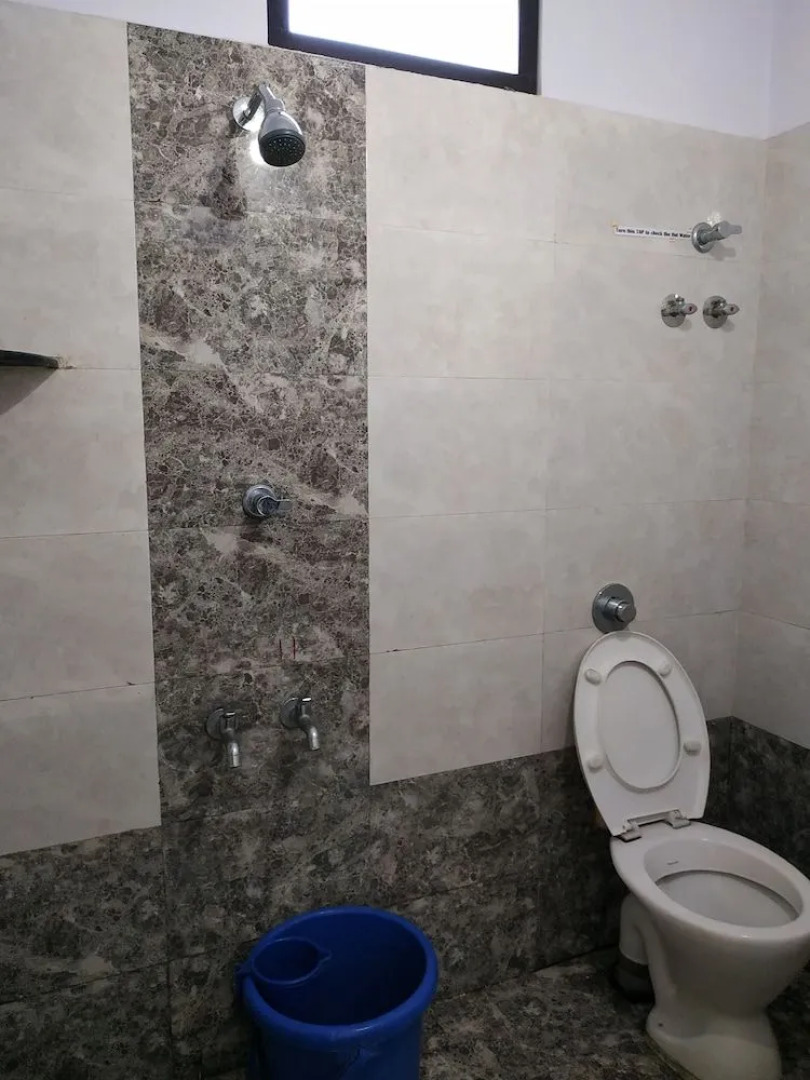 Iroomz Hotel Gananjaya - Hostel