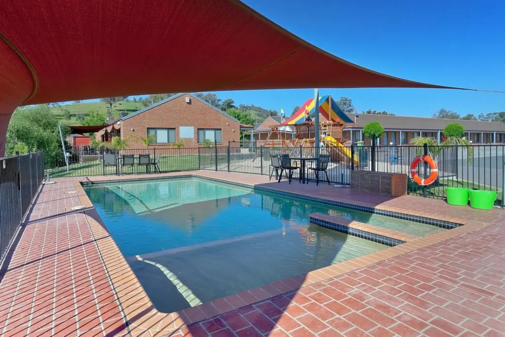 Blazing Stump Motel & Suites