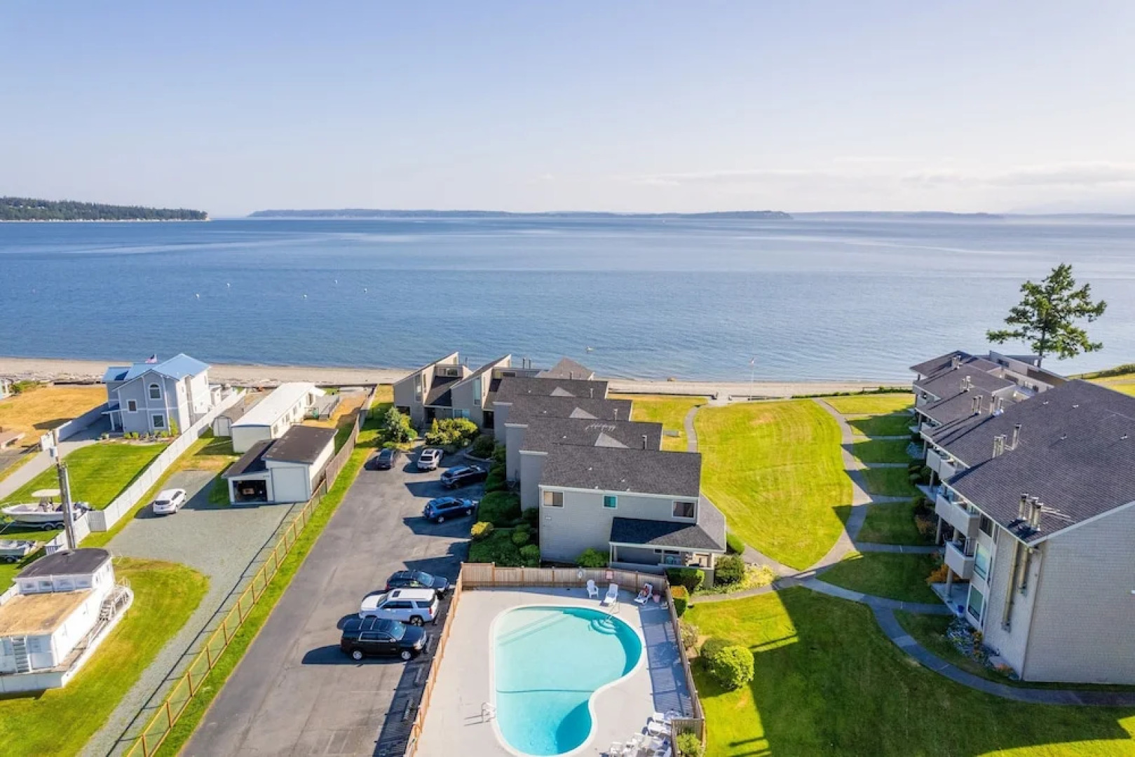 Coastal Chic Beach Condo by Avantstay Balcony