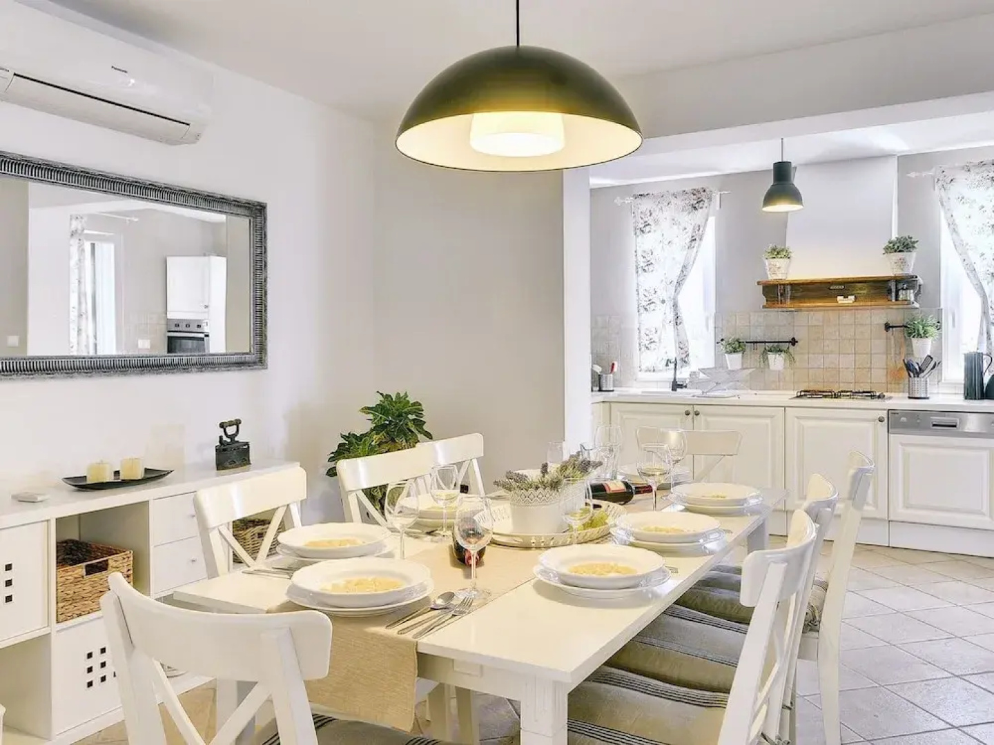 Superb Modern Villa With Pool, Large Fenced Yard Near the Beach