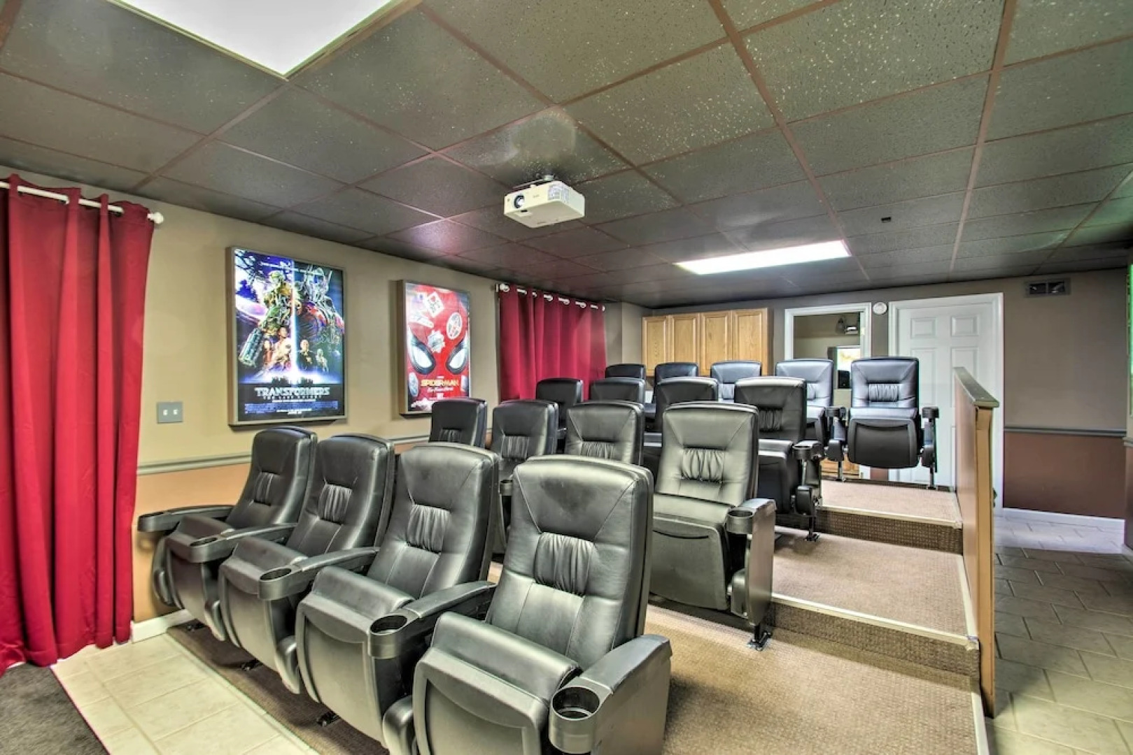 17-seat Theater, Hot Tub & Game Room: Ideal Home!
