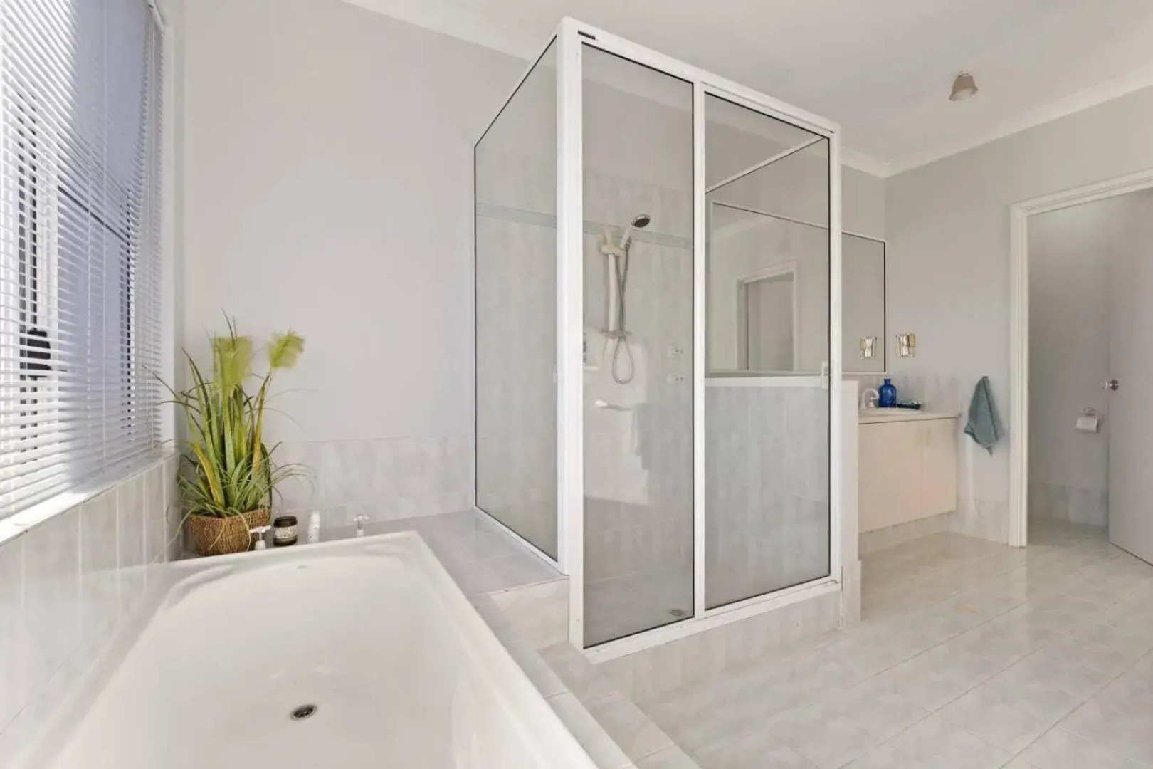 Canal Home -Close to Beach and City Centre