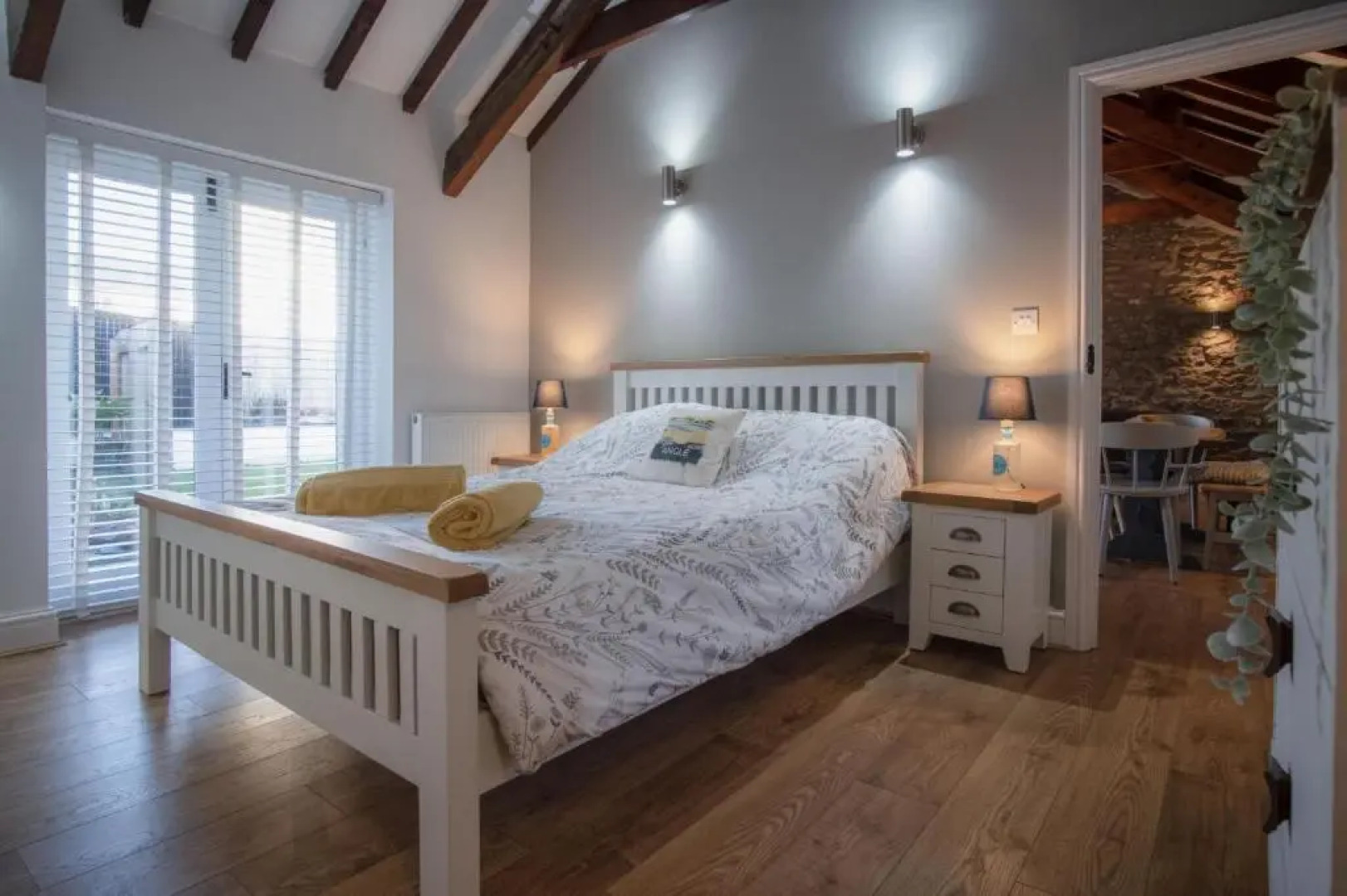 The Old Stables - 3 Bedroom Cottage - Angle