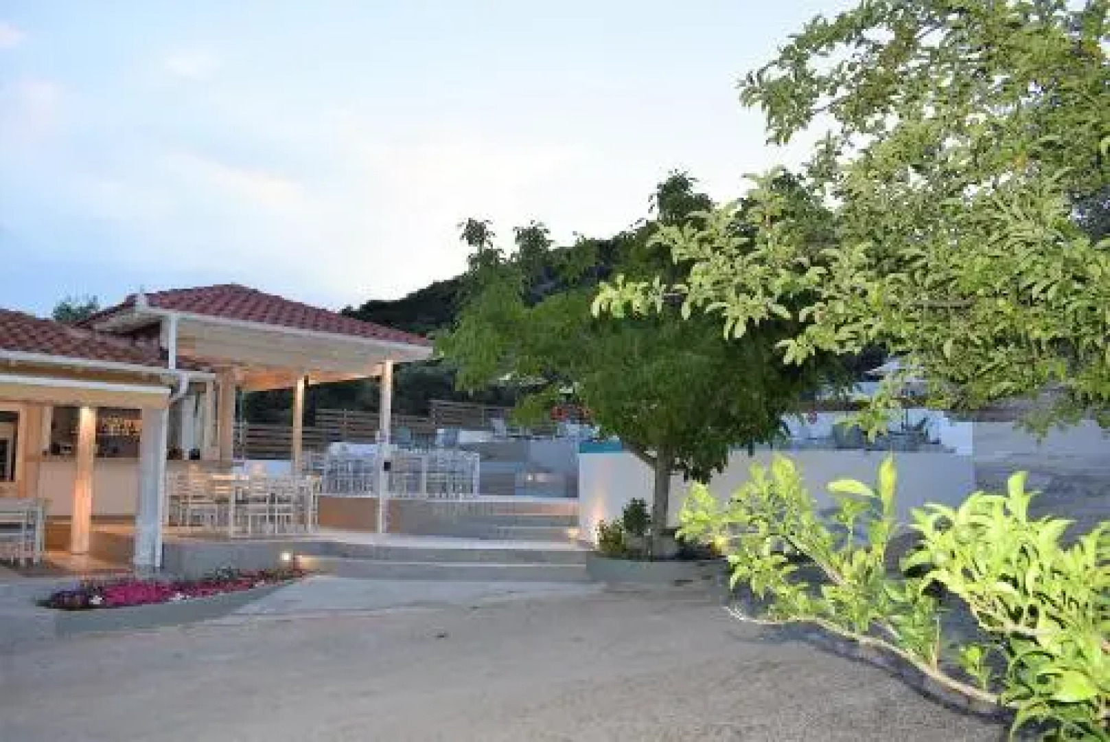 Studios Apartments Irini Patira