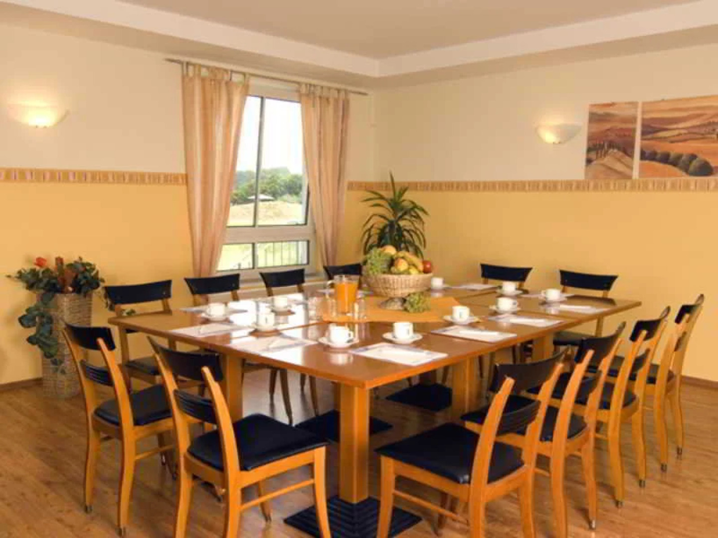 Center Hotel Drive Inn