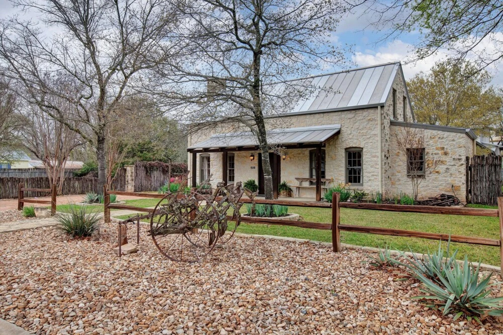 Luxury&location! 1 Blk to Main St W/hottub&firepit