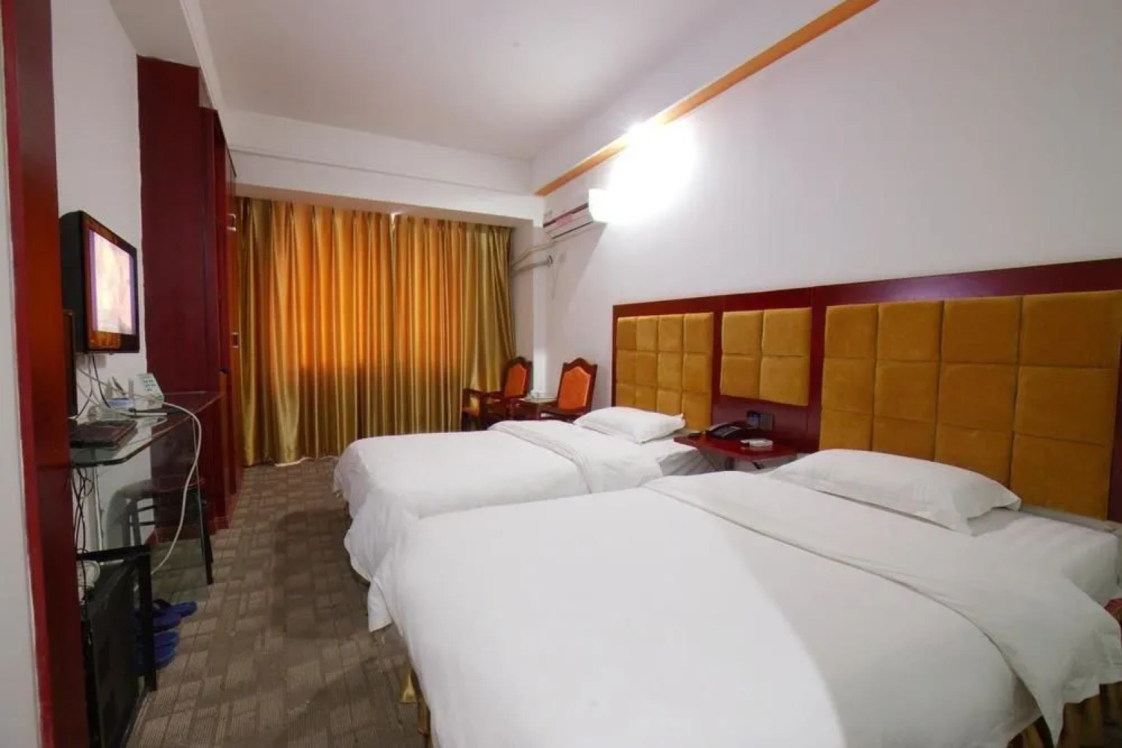 Zhangjiajie Wind and Cloud Holiday Hotel