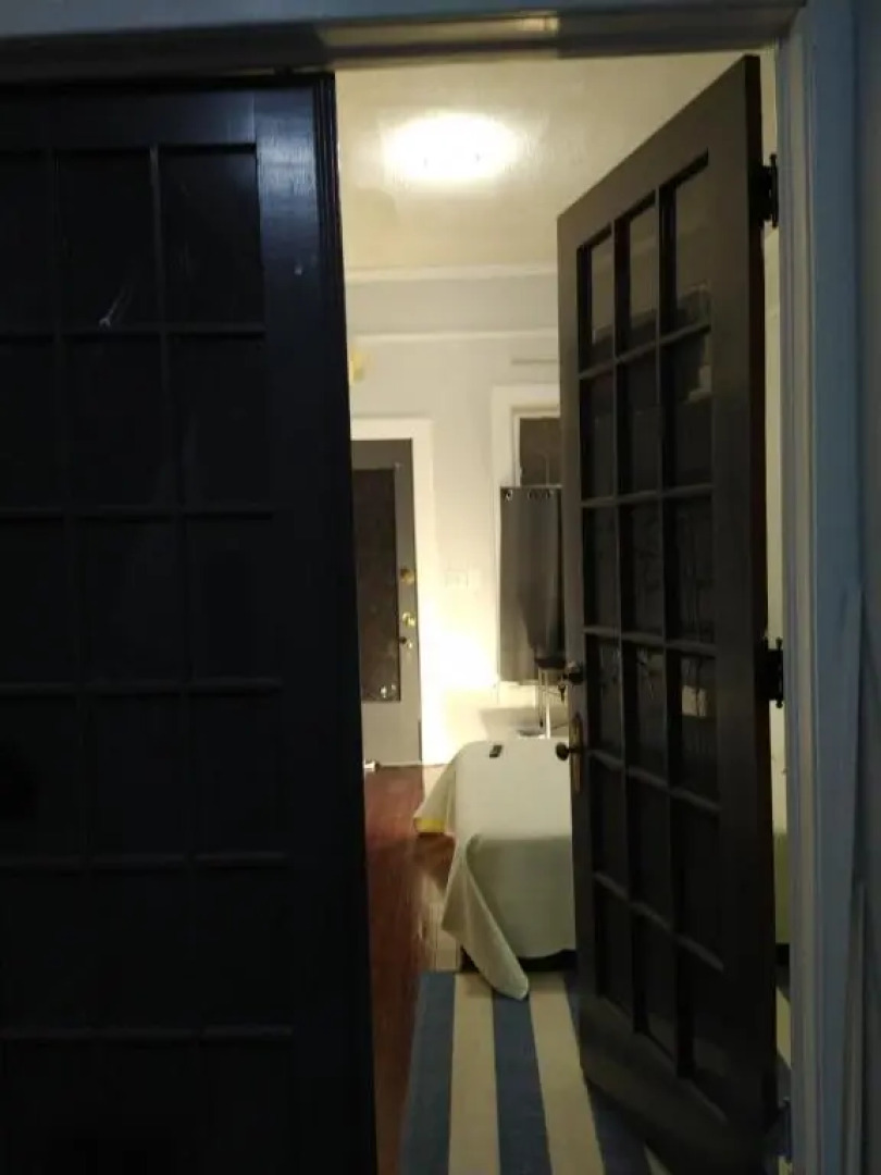 One Queen Bed Suite with full house amenities Rm 2