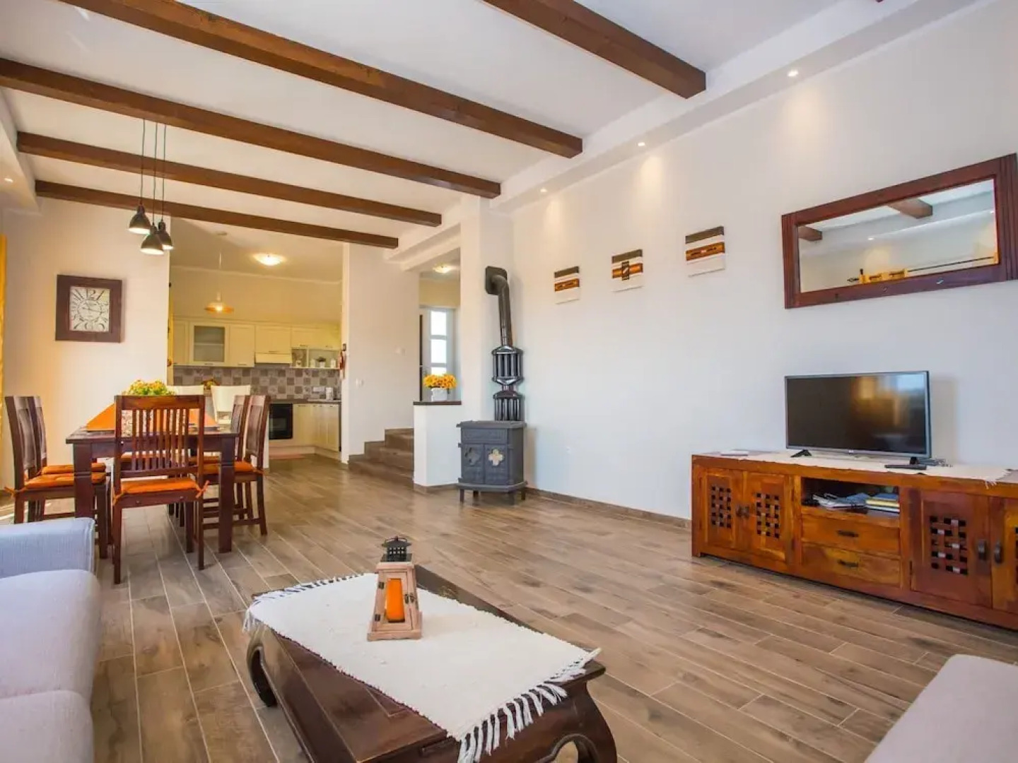 Villa With Large Garden and Pool, Ideal for 8 People, Only 10 Minutes Pula