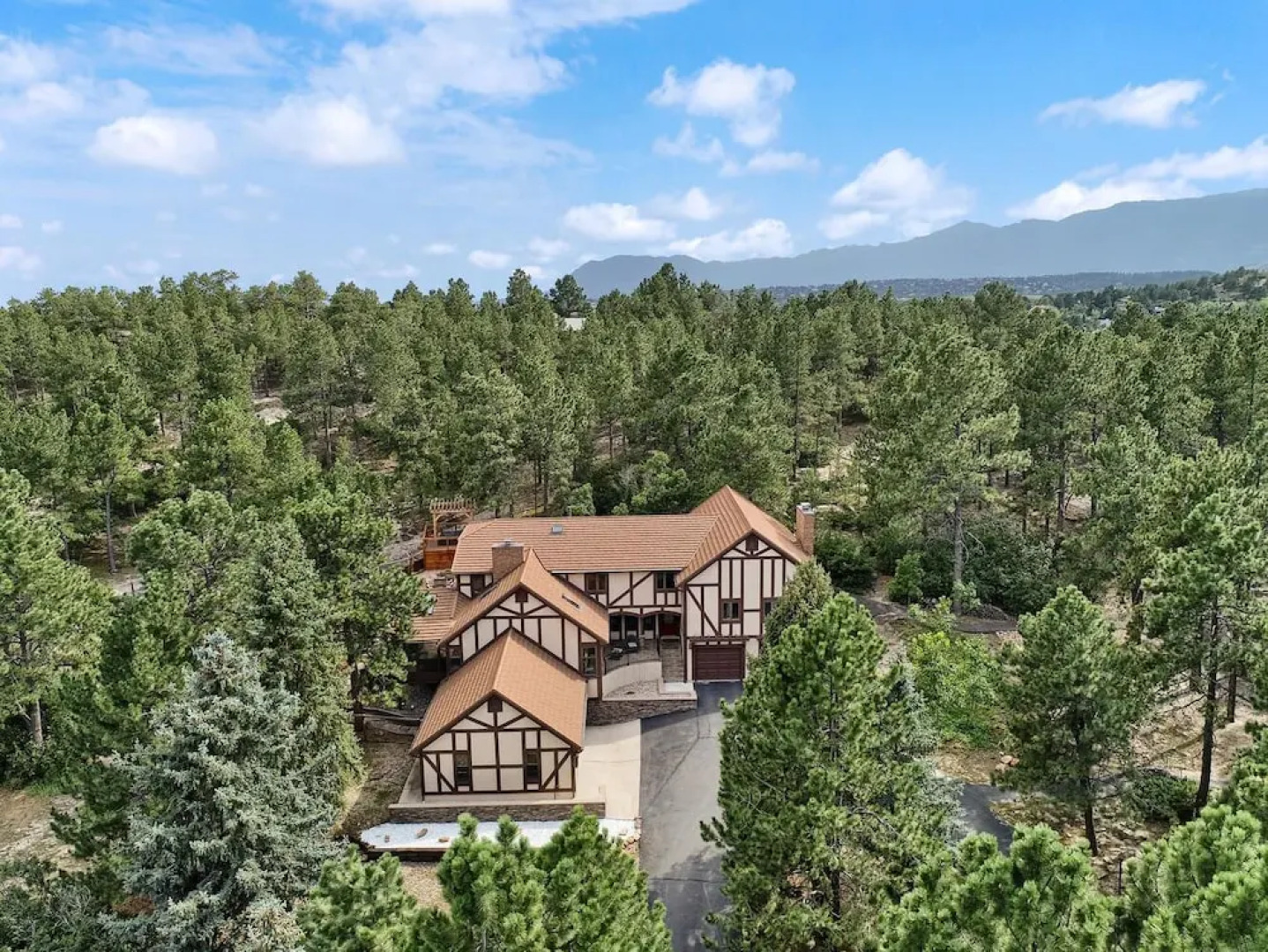 5BR Poe Manor Entertain,hot Tub+has Everything!