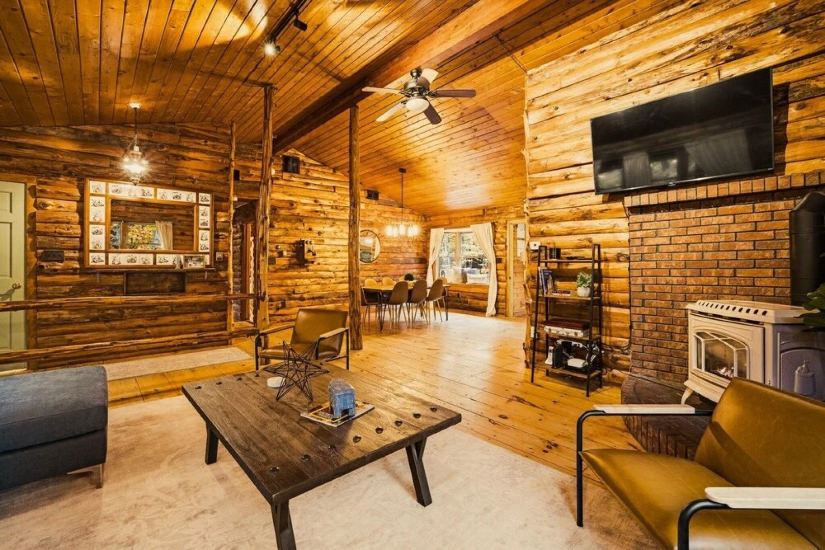 Authentic Log House With Modern Finishes - Game Room & Hot Tub - Pocono Mountains 4 Bedroom Residence by Redawning