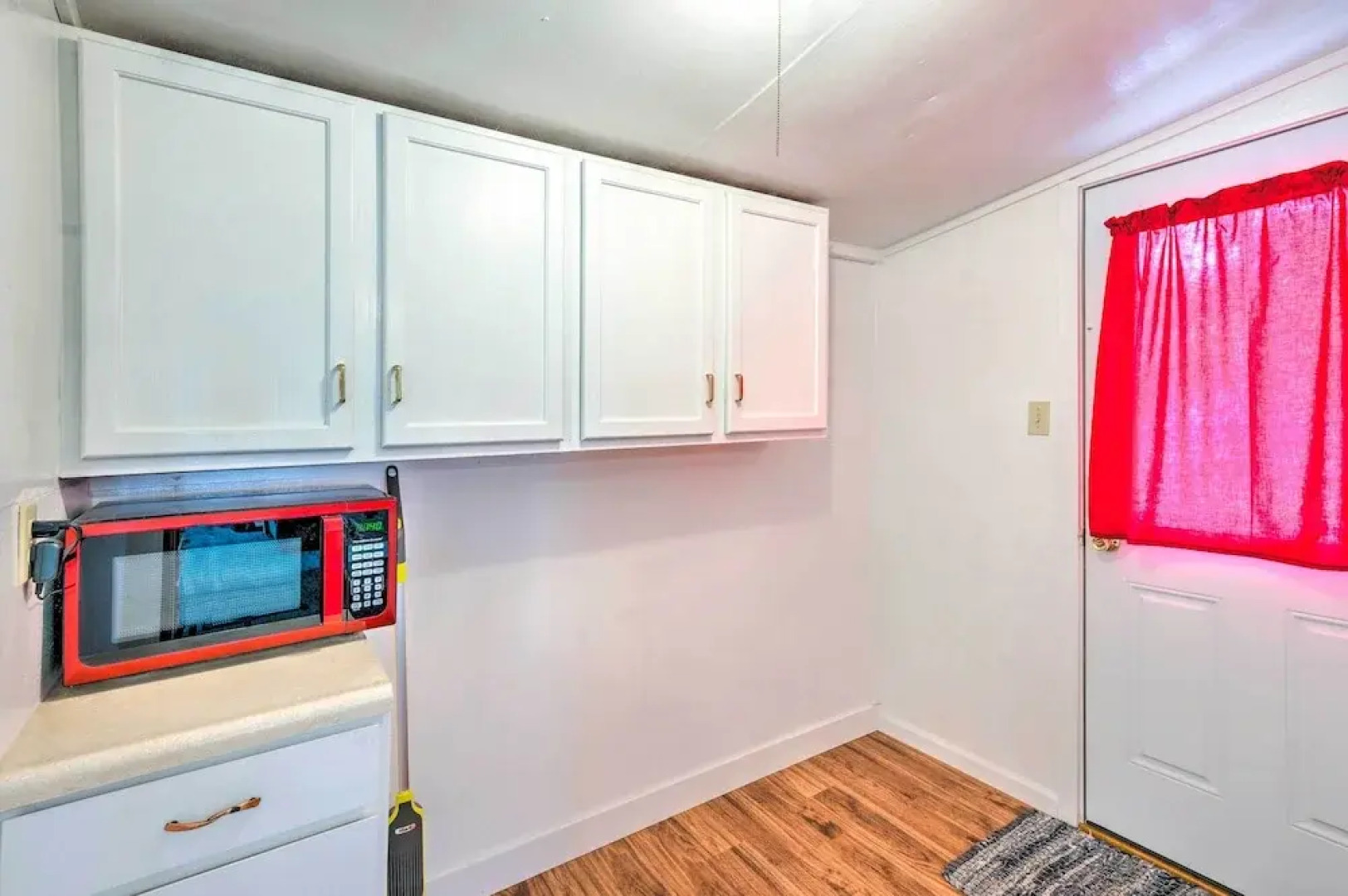 Historic Cabin Retreat: Steps to Okoboji Lake