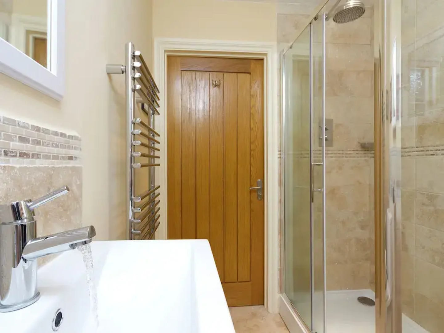 Comfortable Holiday Home in Crickhowell Near River Usk