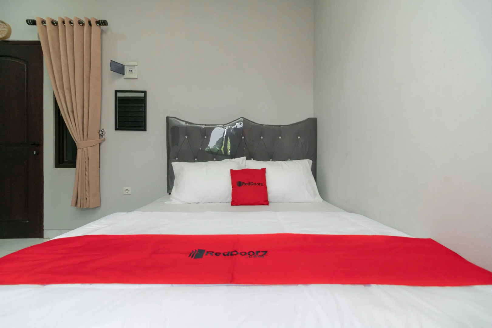RedDoorz Plus Near Jungeland Sentul