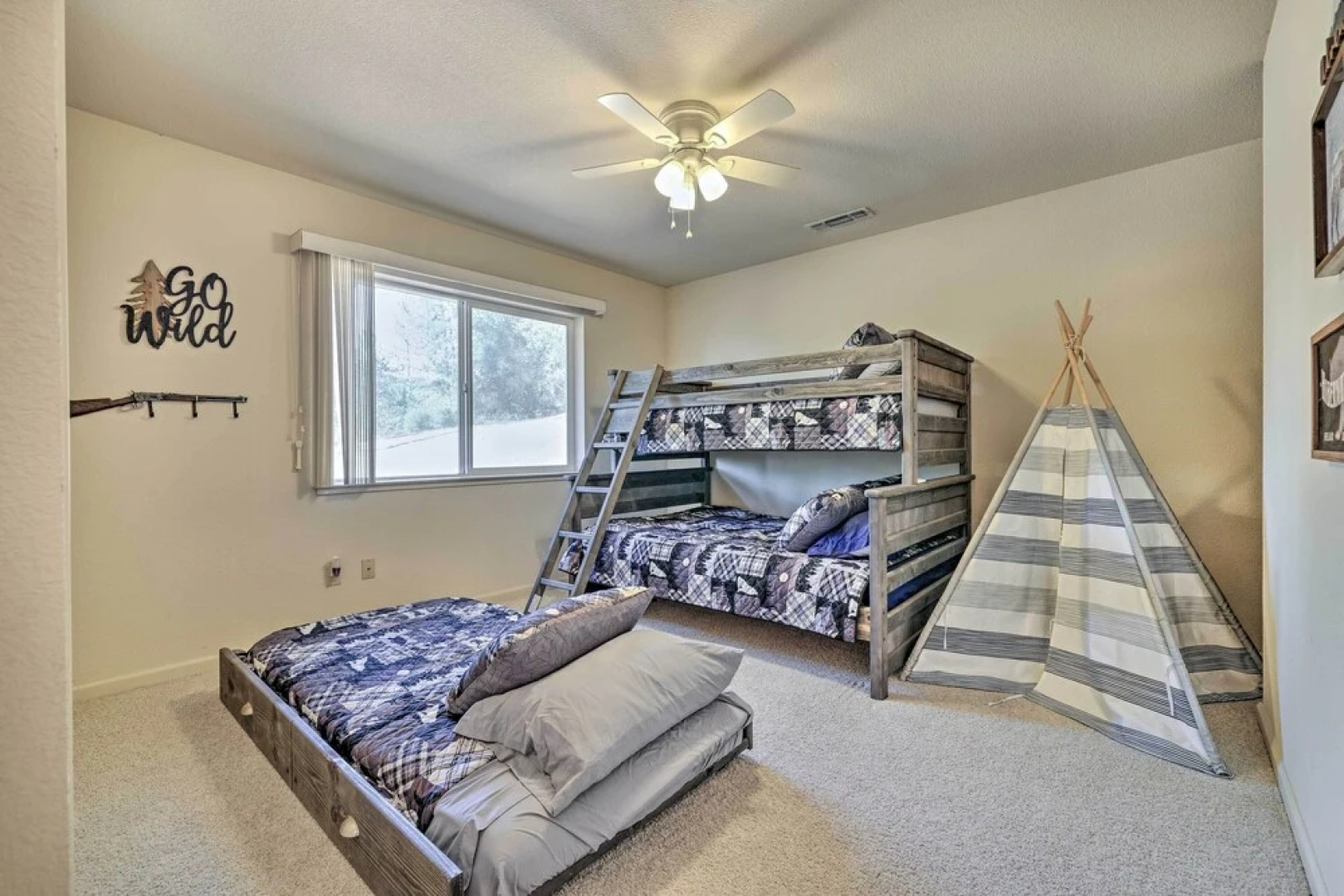 Woodsy Groveland Cabin w/ Deck < 3 Mi to Lake