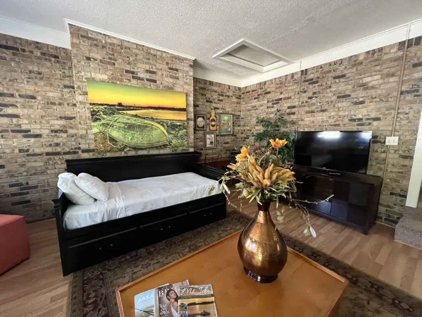 Two bedroom House with fenced in yard, covered patio area, located at the Joplin Inn at the entrance to Mountain Harbor, just 1 1/2 miles from Lake Ouachita. by RedAwning