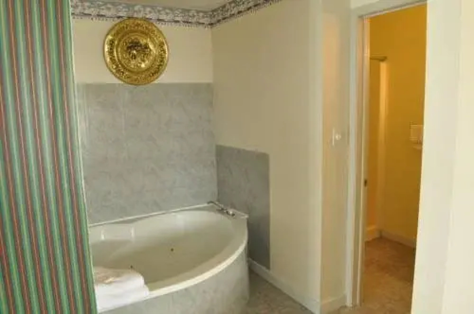 Bay Breeze Motel & Cottages