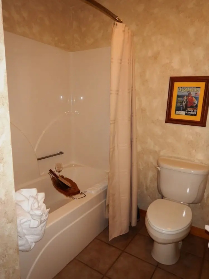 Luxury, loft, log-sided two bedroom Harbor North cottage on Lake Ouachita. by RedAwning