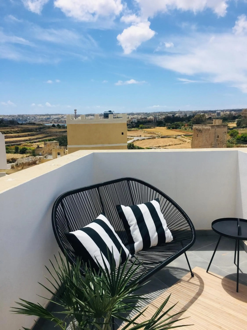 Deluxe Penthouse Charming Location Rooftop Views