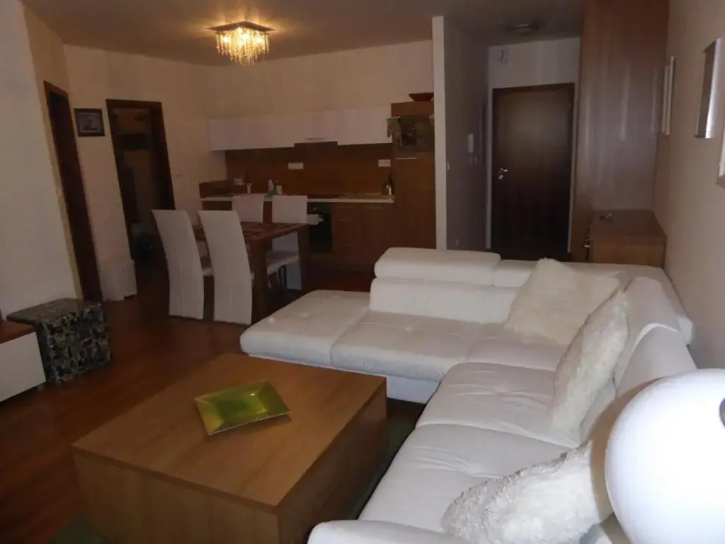 Apartman Naji - Tale