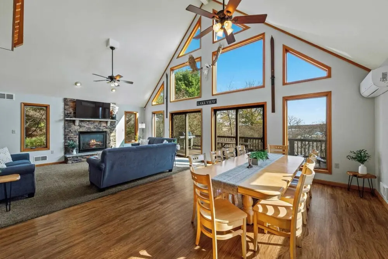 Lake View Chalet by Avantstay Lake Access + Deck