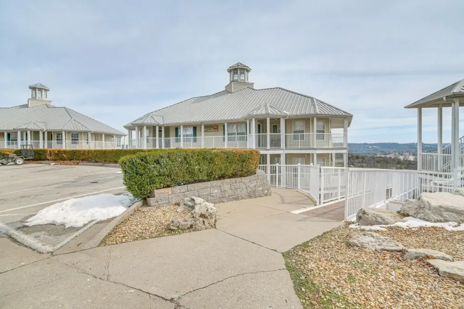 Resort Hot Tub Access! Table Rock Lake Condo