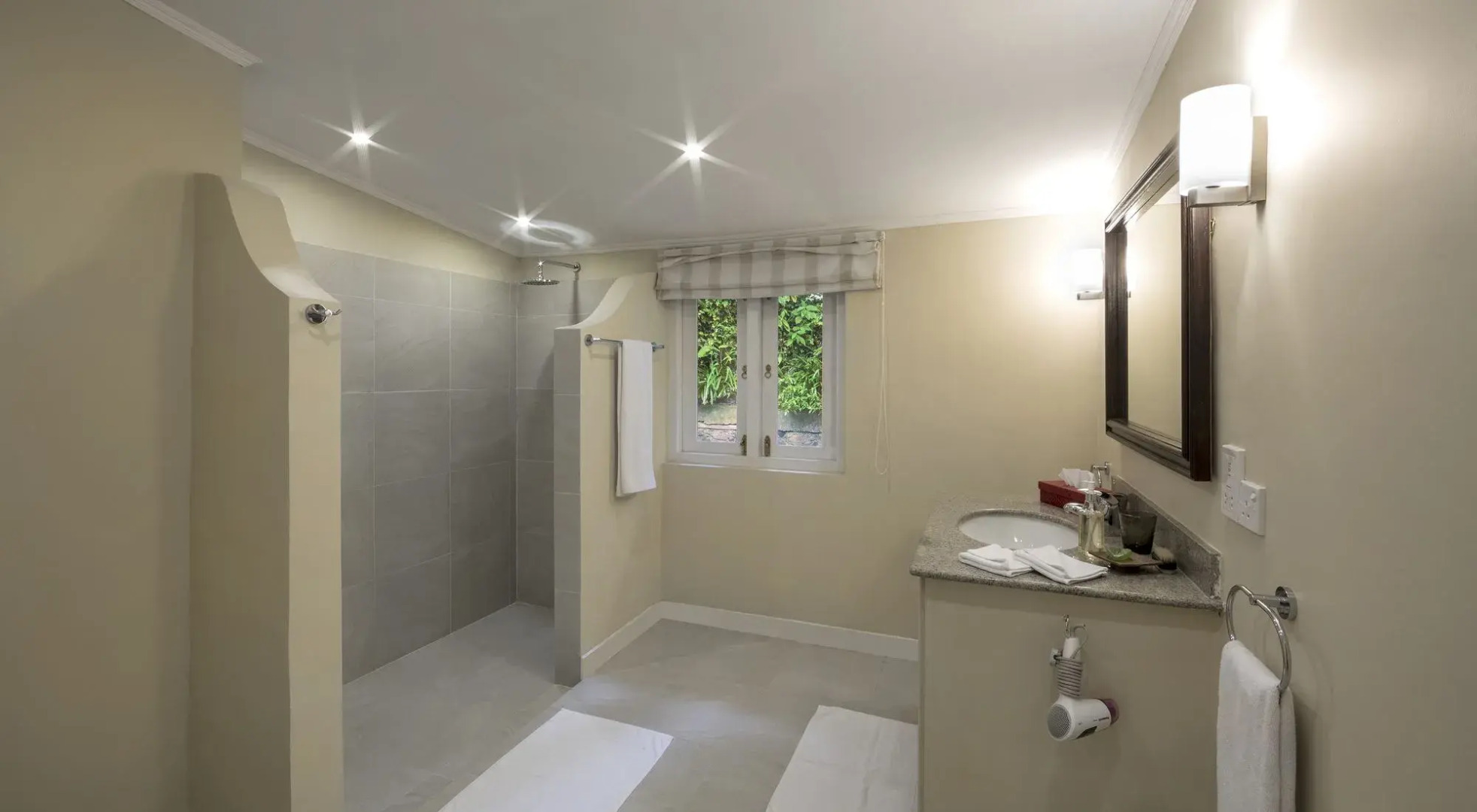 Hill Rise Luxury Villa & Stables by Edwards Collection