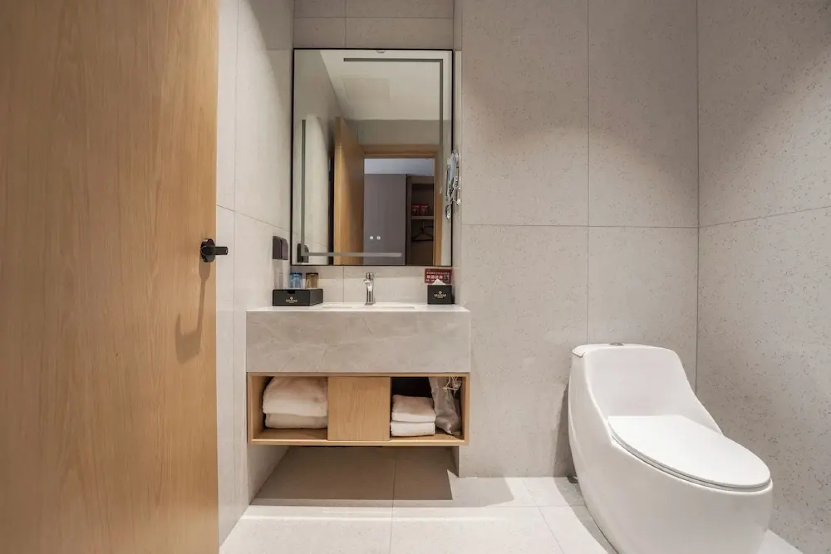 Wanzai Yijia La Maison Hotel