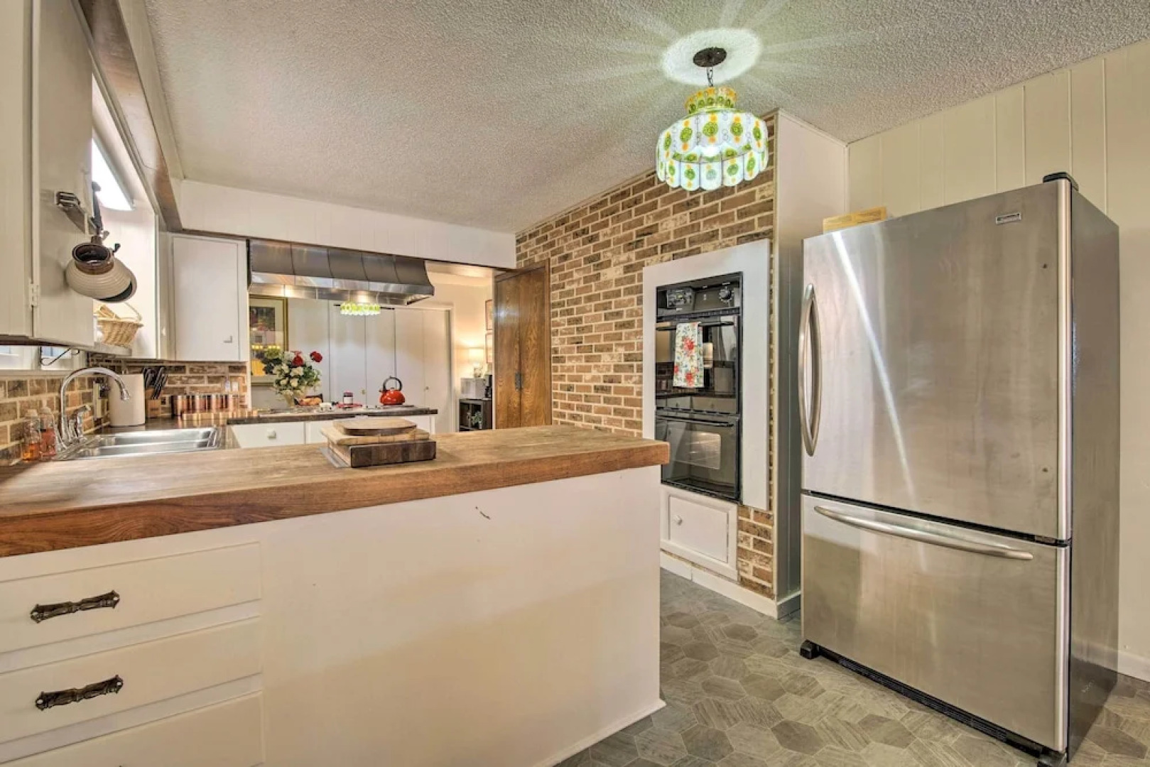 Bright Springfield Home: Walk to Nature Center!