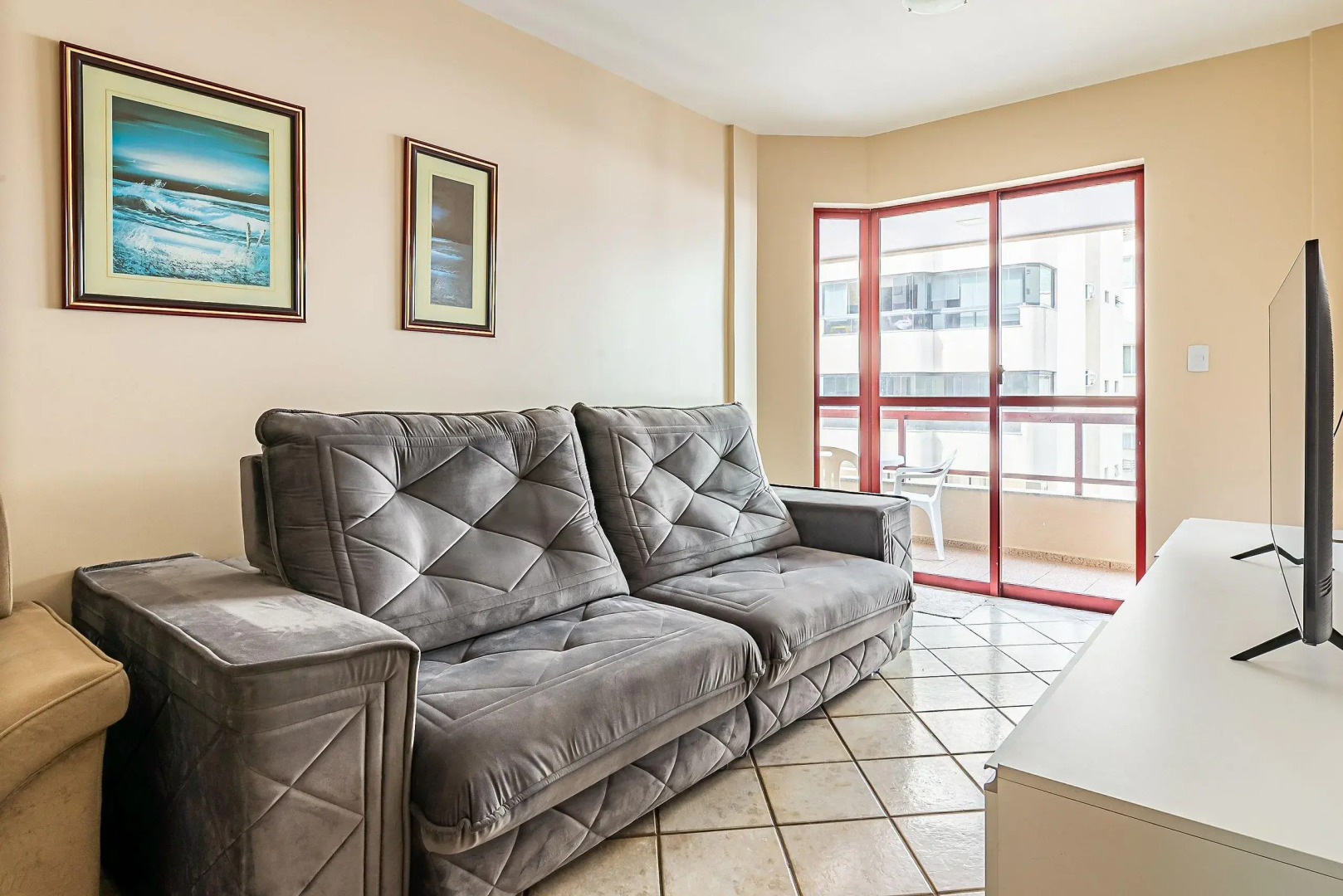 Apto pé na areia vista mar em Meia Praia EVB308