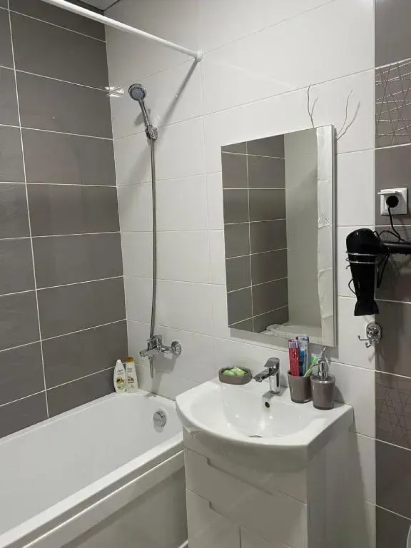 2-uhkomnatnaja sovremennaja novaja kvartira v tsentre goroda