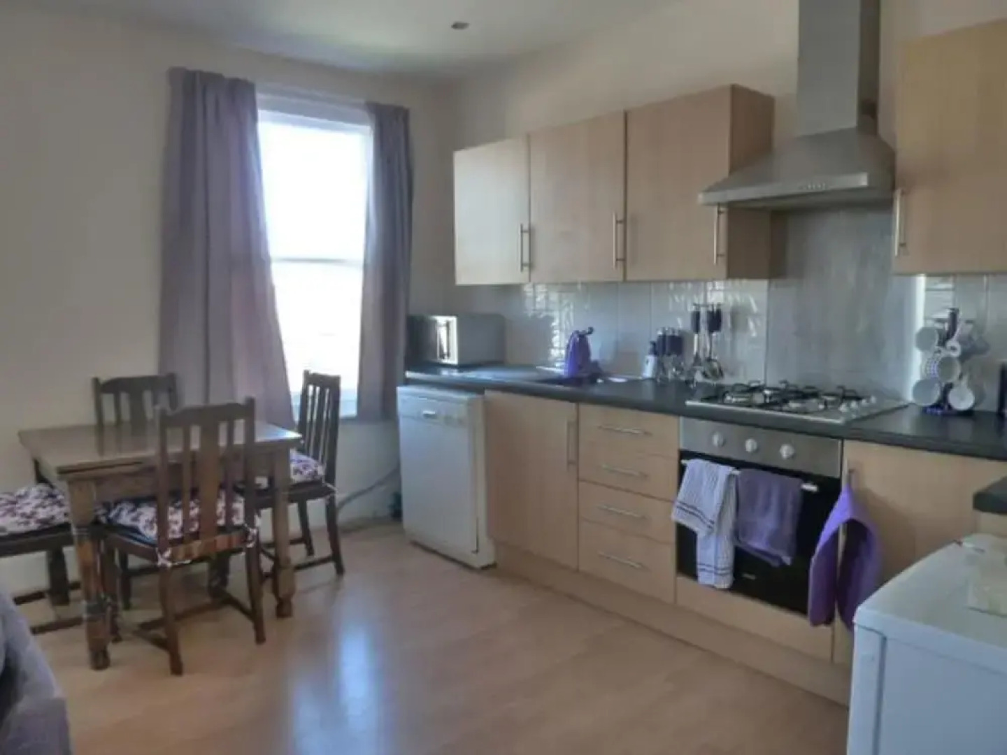 Light, Spacious 2 bed 2 Bath Flat. Sleeps 2-8