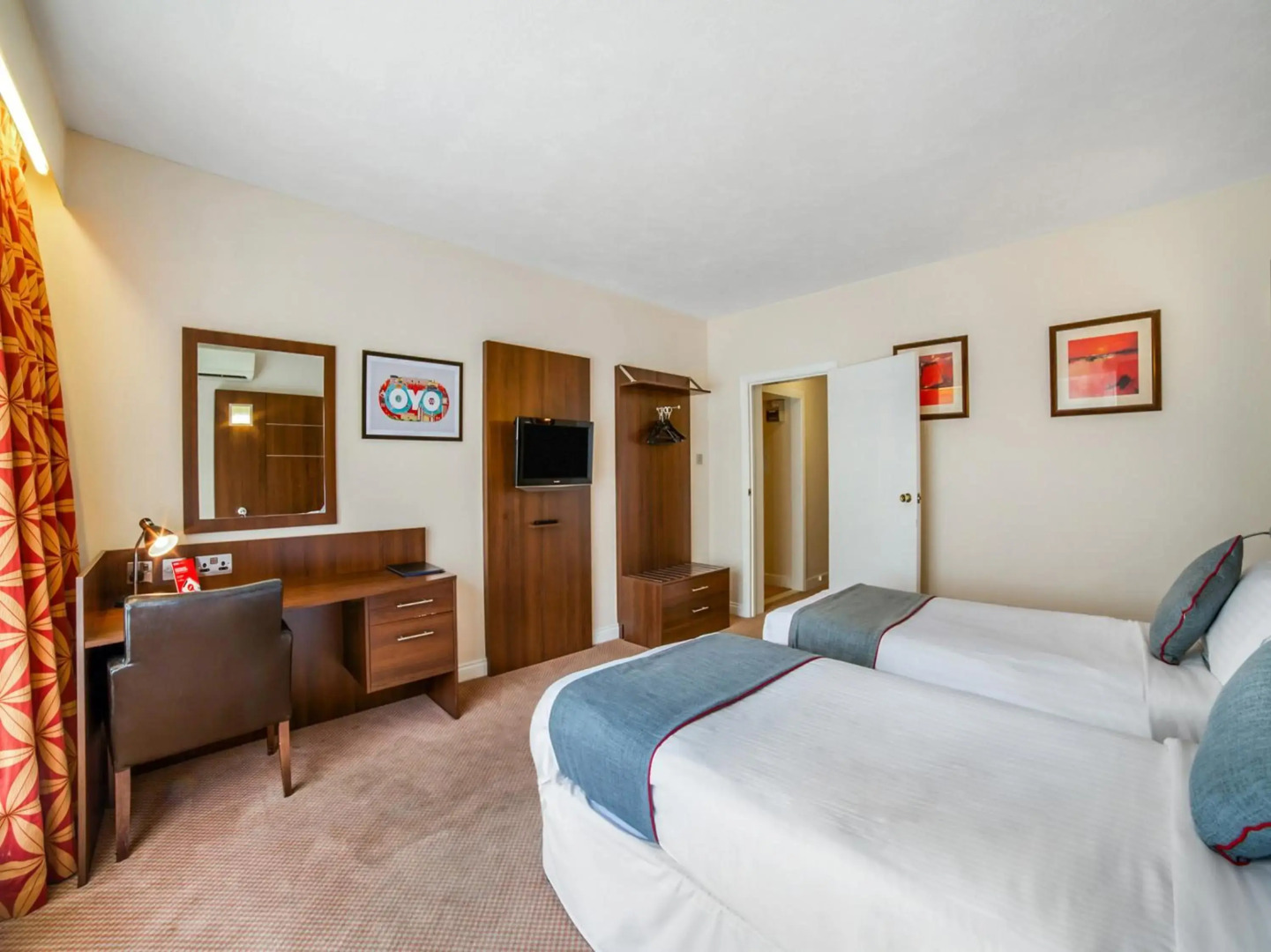 OYO The Bridge House Hotel