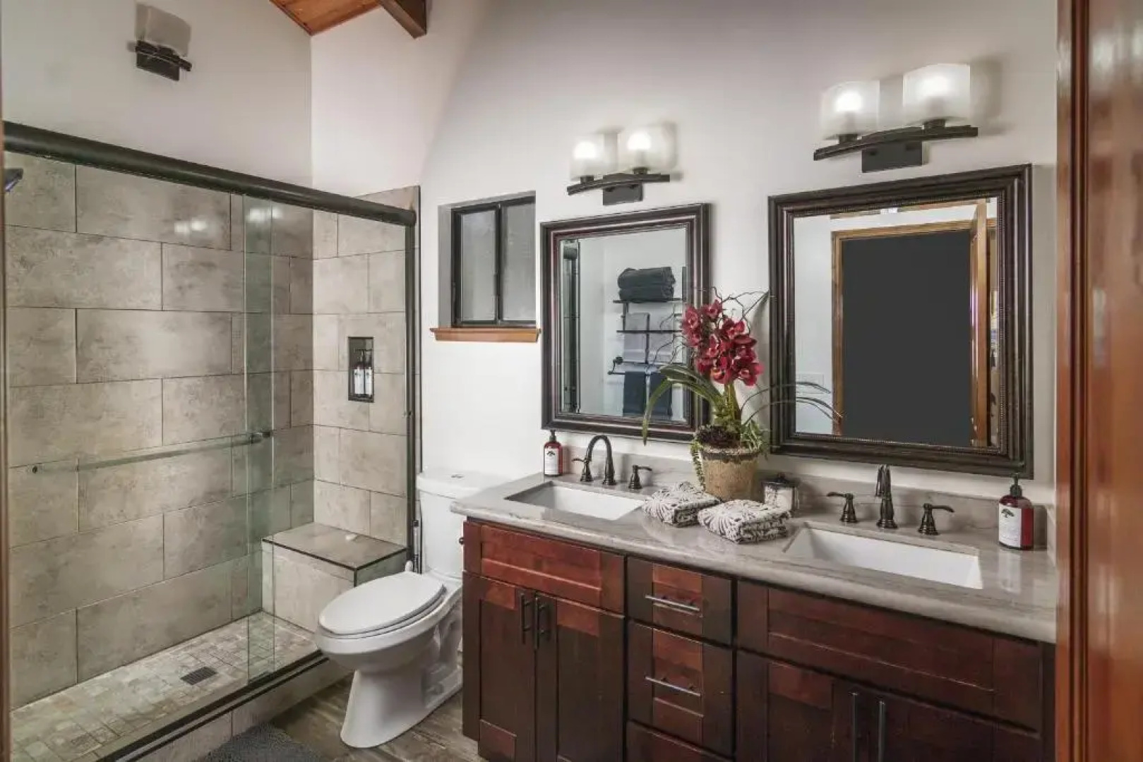 Treetop Cabin, Modern Luxe, 1700 sqft, Deck, View, Dogs, In Village, AC