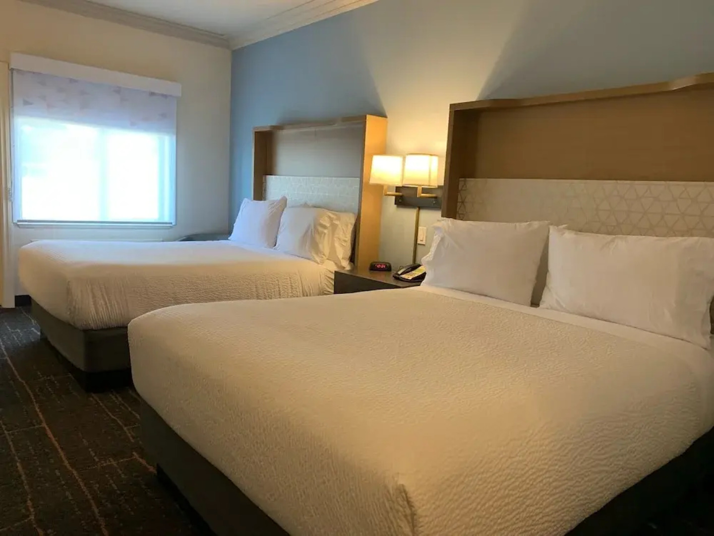 Elk Lake Inn & Suites Victoria