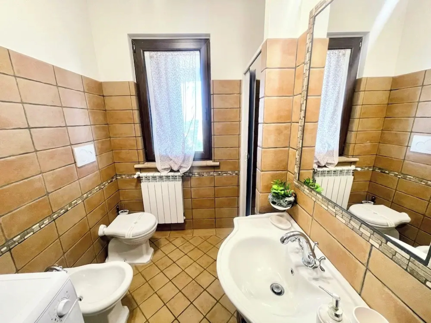 Charming Villa in Umbria - Sleeps 16 - Lake View - Pool, Jacuzzi and Events Room