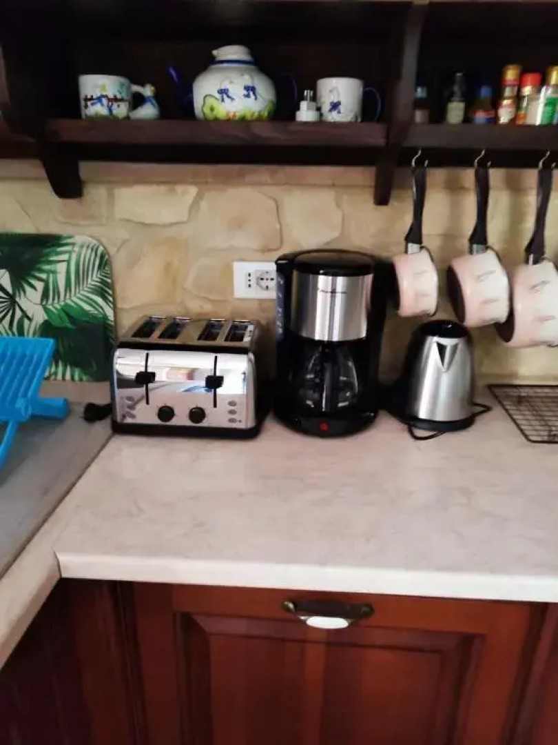 Logement avec parking et terrasse devant la maison, très jolie vue