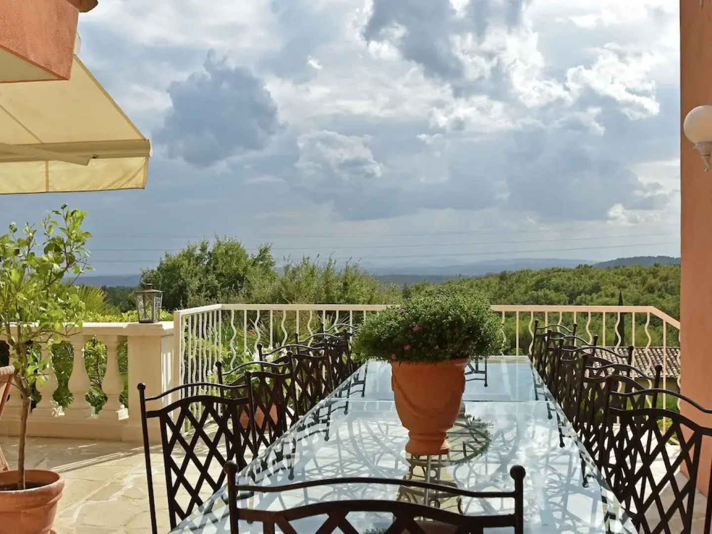 Stately Villa in La Gaude With Relaxation Area and Pool