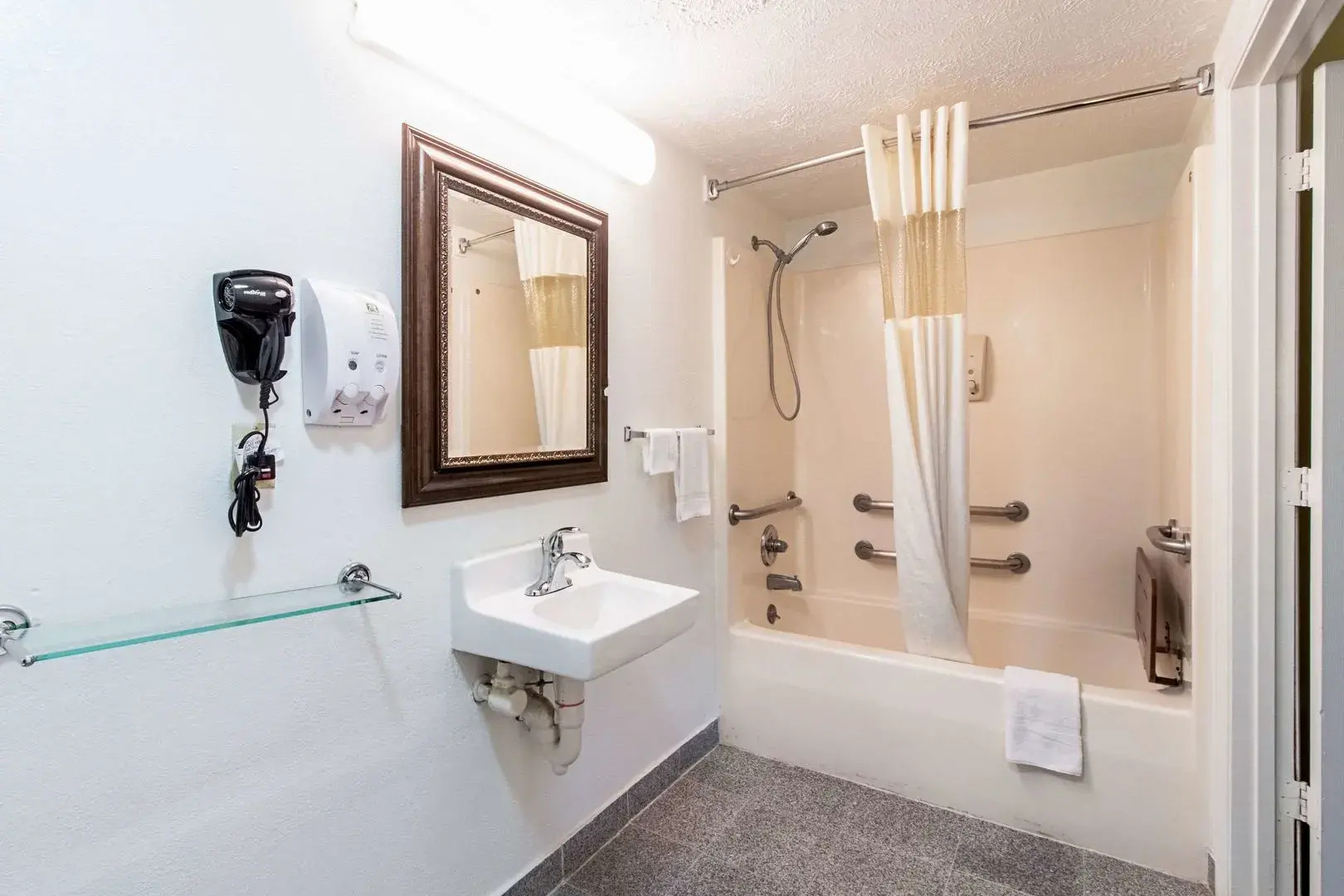 Quality Inn & Suites Dickson