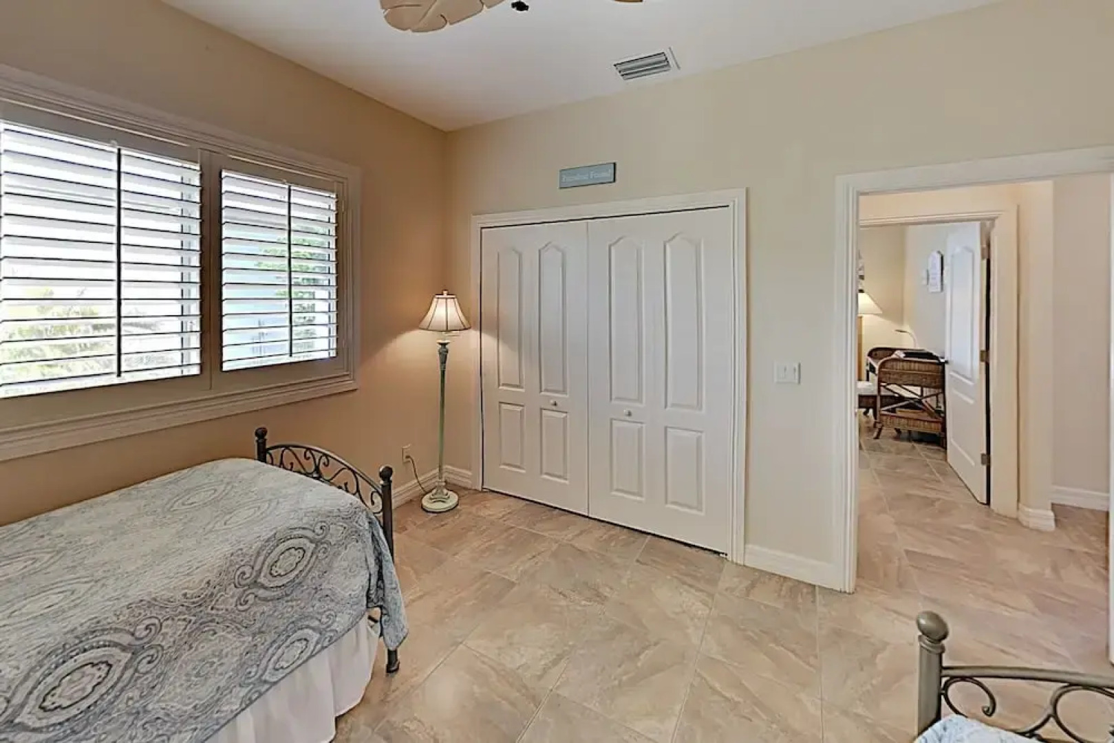 Canal House - 3 Br home by RedAwning