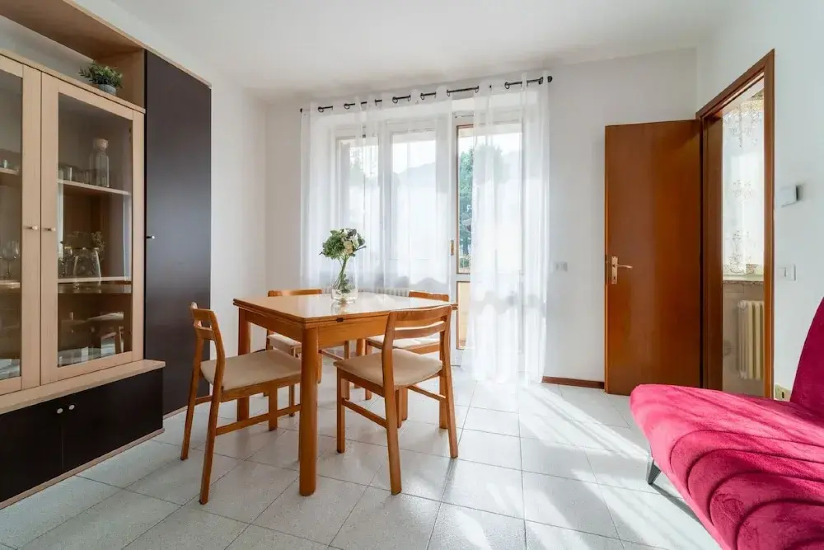 Scarlet Apartment With Garden