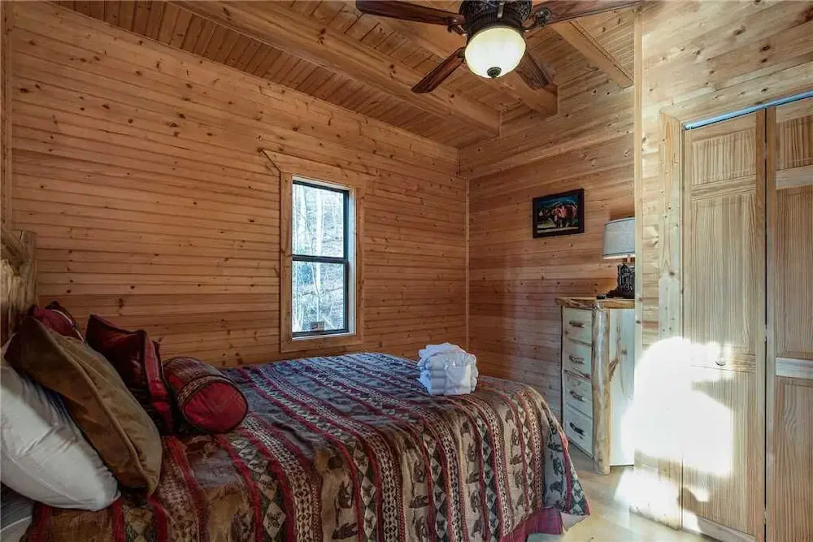 Dreams and Streams 2 Bedroom Home with Hot Tub