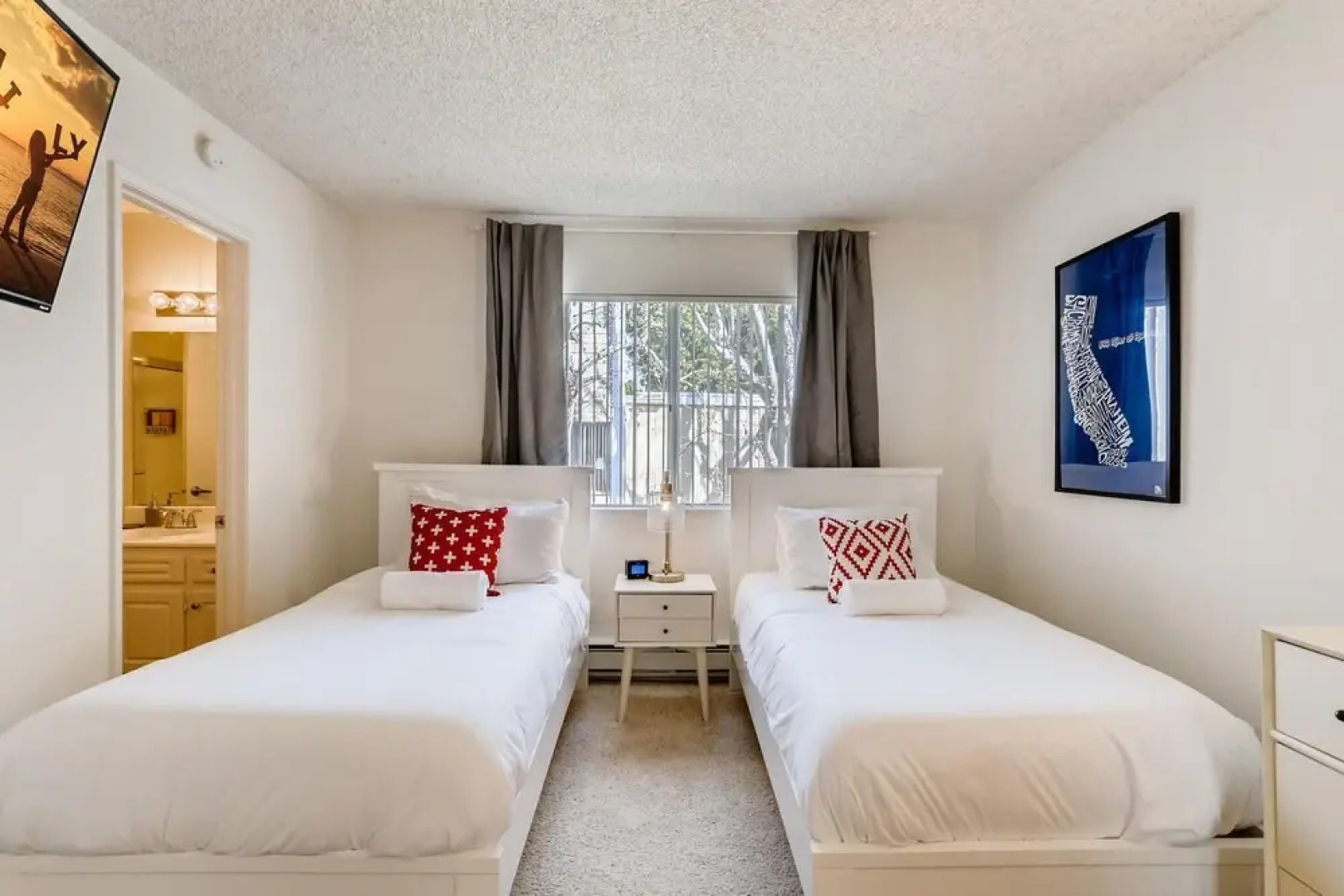 Escape At The Beach - Near Ritz Carlton - Private Entrance - 2BR - Fast WIFI - Free Parking! (MB2)