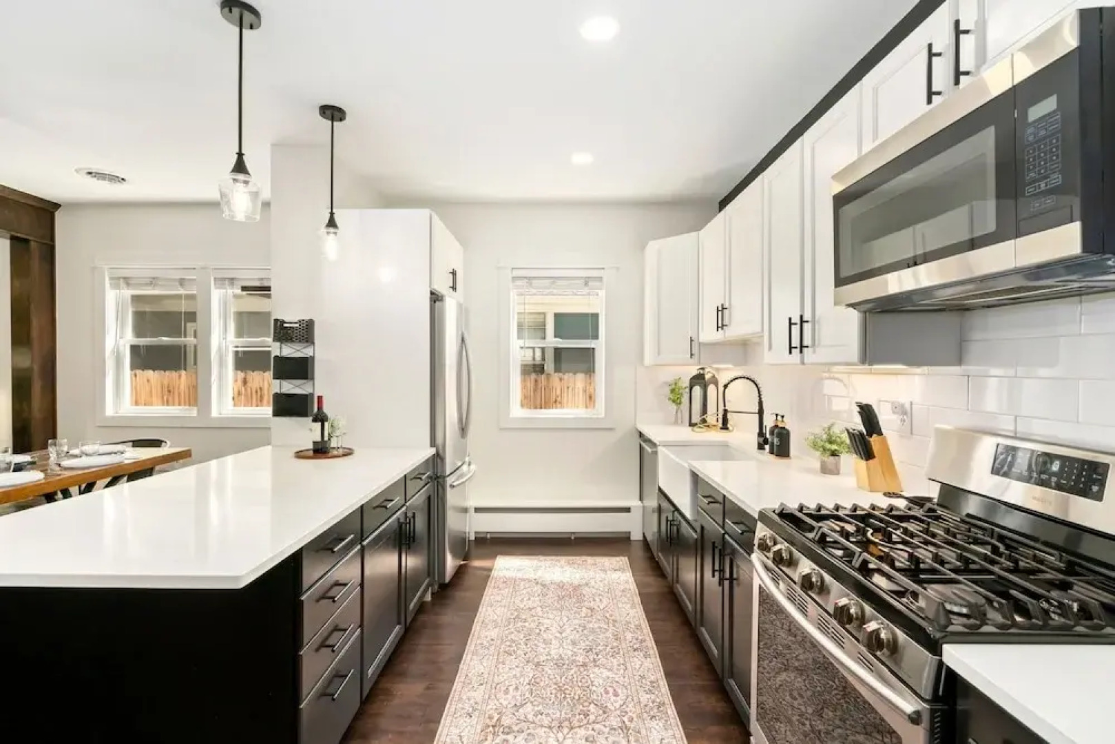 Windsor Farmhouse Family Fun, Yard & Fireplace