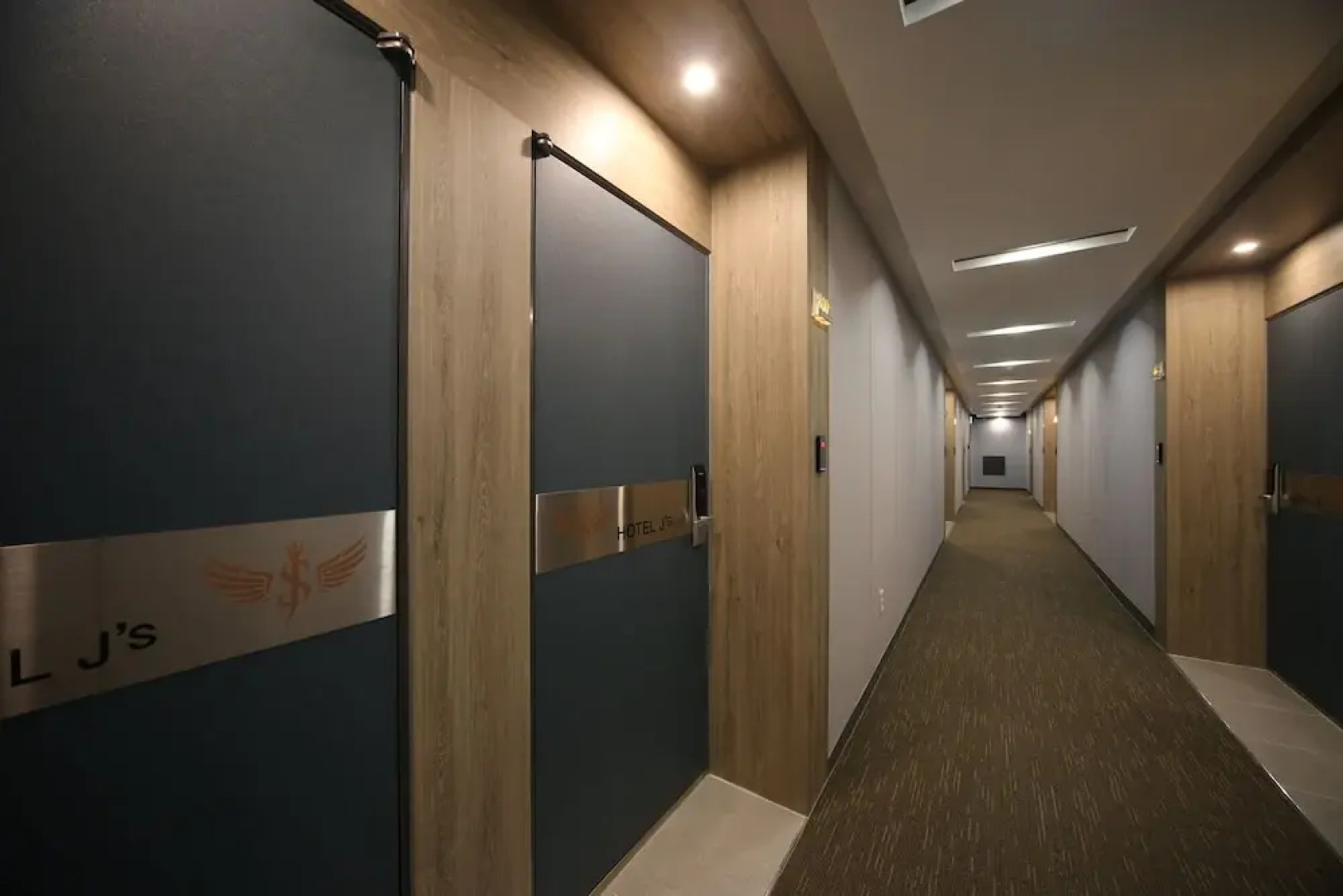 Hotel J's
