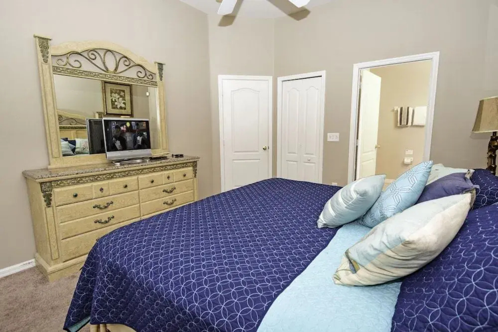 T914BD Hillside Courtyard 4 Br villa by RedAwning