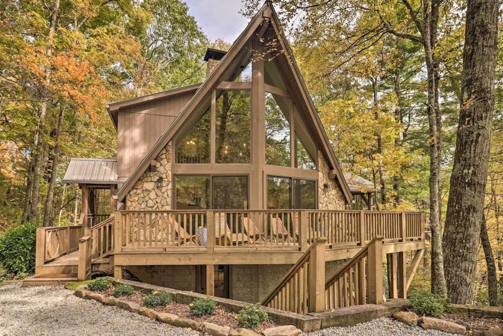 1 Mi to Town: Chalet-style Highlands Retreat