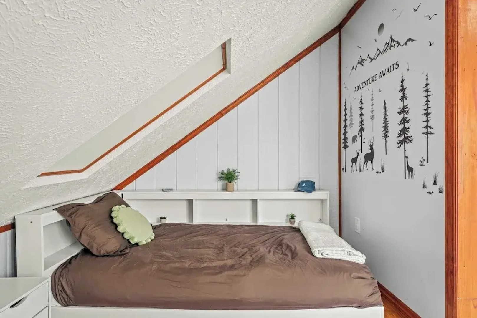 Stylish Renovated Home Open Layout, Coffee Bar + Near Hiking & Waterfalls