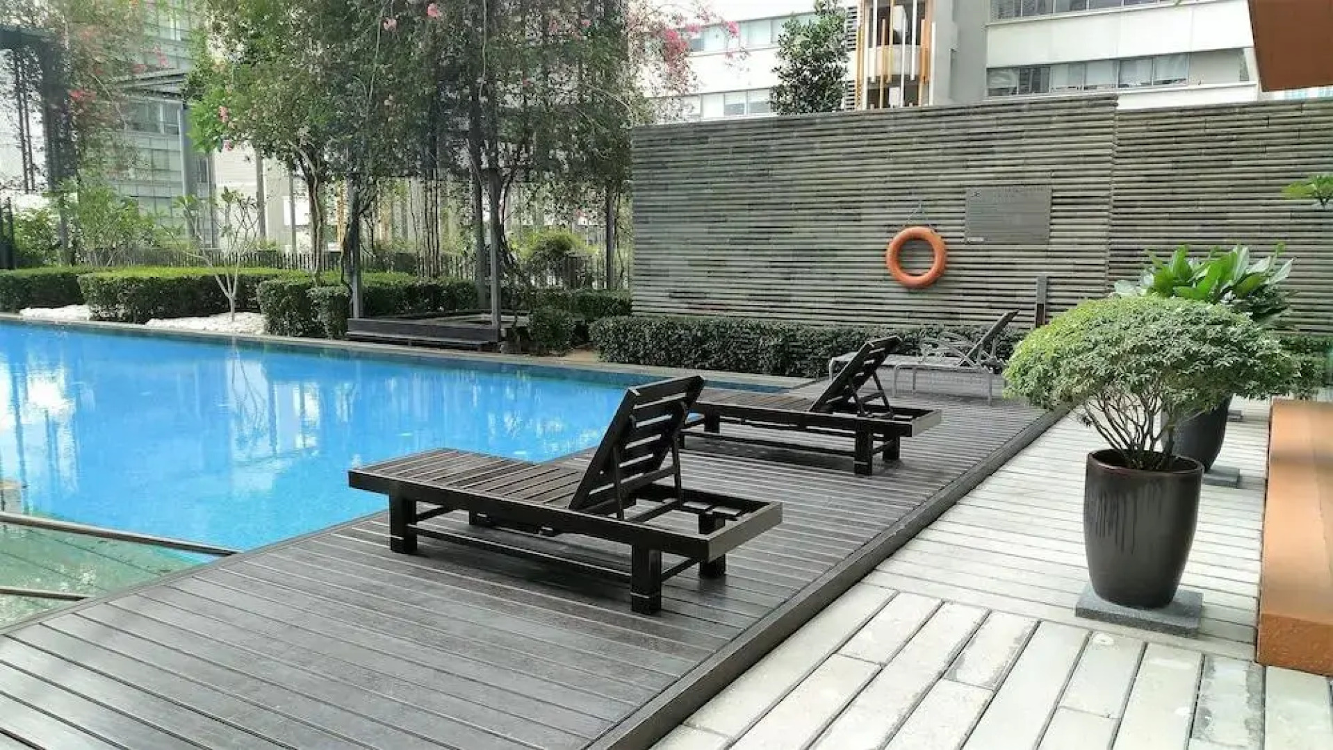 PJ8 Service Suite 2 Bedrooms Near Train Station